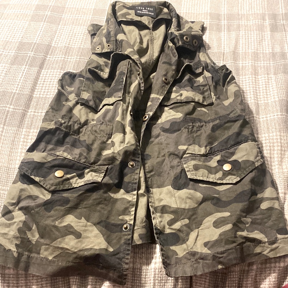Army print vest size small